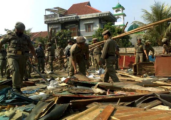Lapak Pedagang Pasar Pondok Kelapa Dibongkar