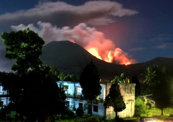 Gunung Lokon Meletus  