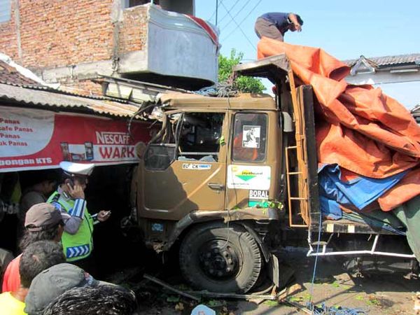 Truk Semen Tabrak Rumah di Sukoharjo 