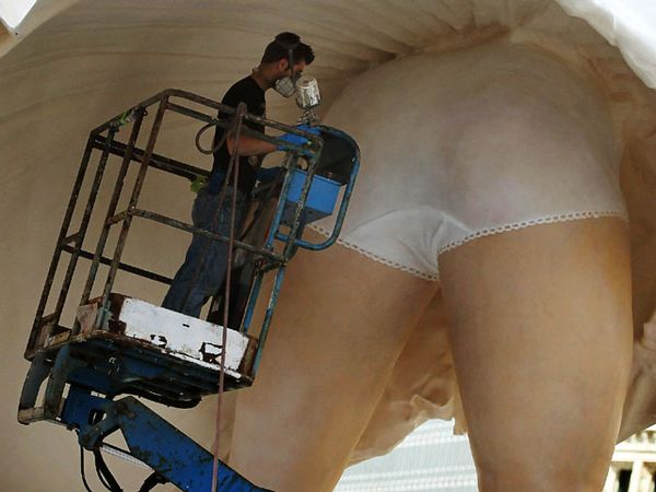 Patung Marilyn Monroe Hiasi Jalan