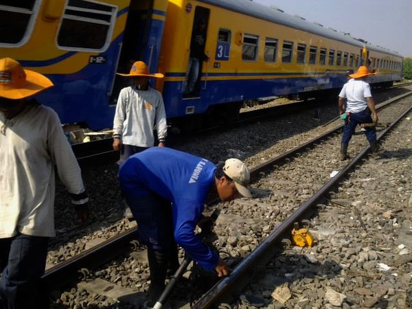 Perawatan Rel KA di Ngagel