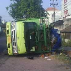 Muatan Berlebih, Truk Bawa Minuman Instan Terguling