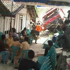 Keluarga Korban Tewas Kecelakaan Maut di Bojonegoro Dapat Santunan