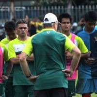 Bepe: Riedl Layak Diperlakukan Lebih Baik