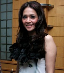 Tak Seiman, Maia dan Pria Bulenya Hanya Teman Kerja