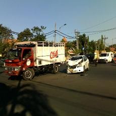 Sopir Melamun, Sebuah Taksi Dilibas Truk