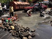 Pipa PDAM di Jalan Gembong Nias Bocor