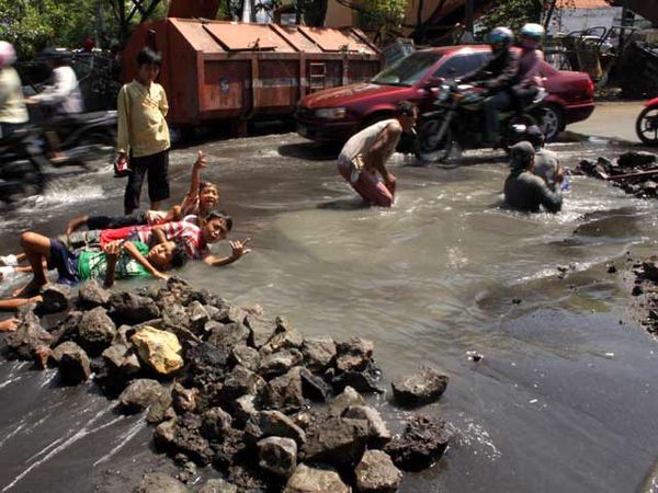 Pipa PDAM di Jalan Gembong Nias Bocor
