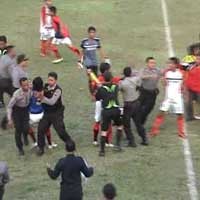Tawuran Pemain Bola Kembali Warnai Pertandingan Porprov Jatim