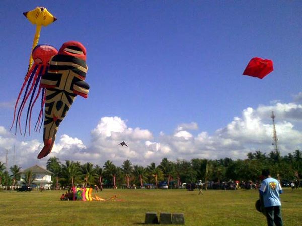Ratusan Layang-layang Hiasi Langit Pangandaran