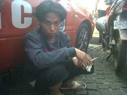 Copet Beraksi Saat Menkes Sedang Diwawancarai di Monas