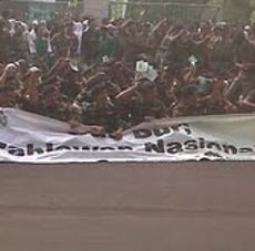 Banser NU Usung Spanduk Gus Dur Pahlawan Nasional di GBK