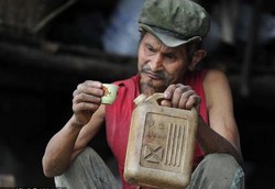 Hidup dengan Minum Bensin Selama 42 Tahun