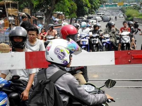 Motor Menantang Kereta Api?