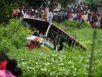 Bus Penumpang Masuk Danau