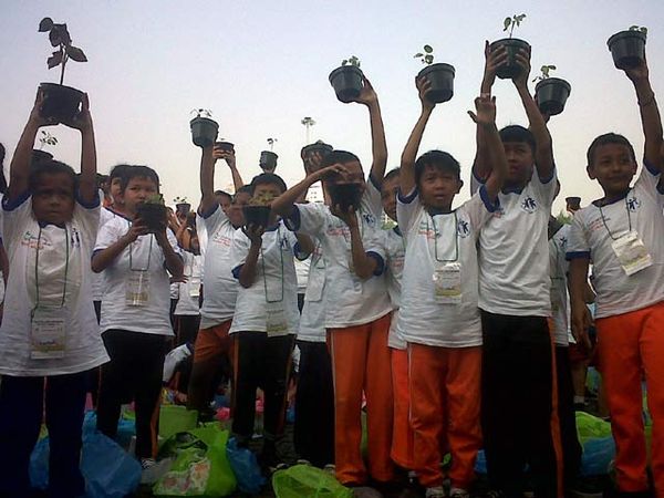 Anak-anak Tanam 5.000 Obat Herbal