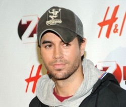 Enrique Iglesias Ingin Tiru Gaya Busana Beckham