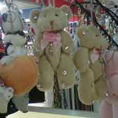 Berburu Boneka Aksesoris di Pasar Atom