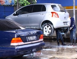 Cuci Mobil Hidrolik Berbahaya?