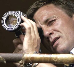 Bergaya ala James Bond dengan Kamera Pengintai