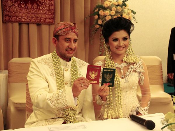 Kemesraan di Pernikahan Tina Talisa