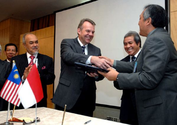 PLN Akan Bangun Jaringan Interkoneksi Lintas Negara  