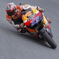 Balapan Sulit, Stoner Bersyukur Masih di Puncak