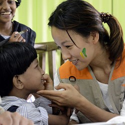 Lee Hyori Temui Anak Angkatnya di India