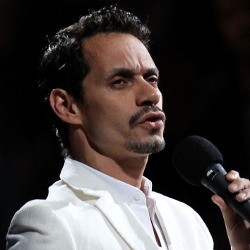 Marc Anthony Ngaku Jomblo di Atas Panggung