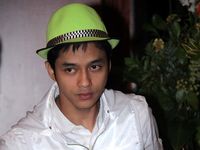 Adly Fairuz Bertopi Hijau