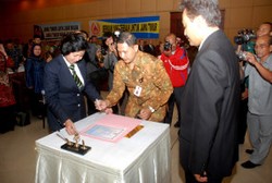 Gubernur Akan Konsultasikan Rangkap Jabatan Gus Ipul ke KPK