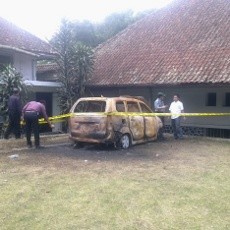 Mobil yang Dibakar di SMAK Dago Akhirnya Dipasangi Garis Polisi