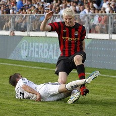 City Menang, Yaya Toure Cedera