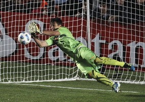 Saat Timnya Tertinggal, Kiper Lebih Sering Loncat ke Kanan 
