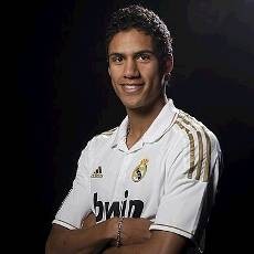 Varane Tersanjung Dibandingkan dengan Hierro