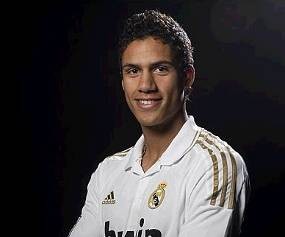 Varane Tersanjung Dibandingkan dengan Hierro