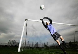 Kiper Lebih Sering Loncat ke Kanan Saat Timnya Kalah