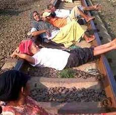 PT KAI Sudah Larang Warga Terapi di Rel KA Rawa Buaya