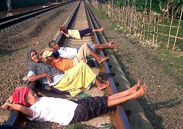 Usir Penyakit dengan Berbaring di Rel KA