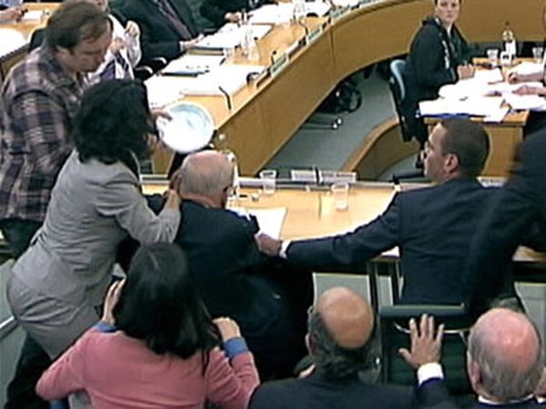 Tengah Disidang, Murdoch Diserang Demonstran