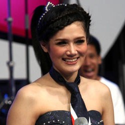 Ditanya Soal Anak Ahmad Dhani, Mulan Nunduk