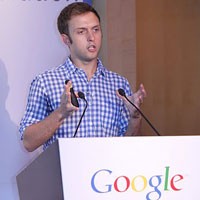 Utak-atik Smartphone vs Menonton TV, Lebih Asyik Mana?