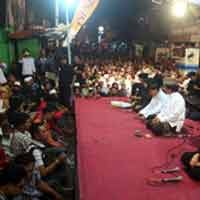 PSK dan Warga Ikuti Pengajian Cak Nun, Dolly Tutup Sementara