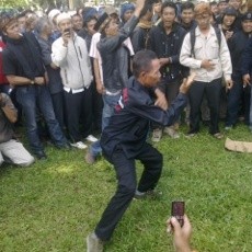 Aksi Damai Forum Urang Sunda di SMAK Dago Diakhiri Pencak Silat