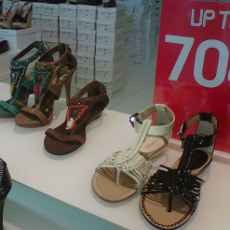 Berburu Sepatu Branded Diskon 70 Persen Yuk!