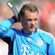 Bela Neuer, Lahm Pertanyakan Fans Bayern
