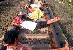 Sehatkah Berbaring di Rel Kereta Api?