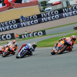 Bintang Oakley Lorenzo dan Stoner Suguhkan Balapan Memukau