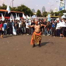 Massa Penolak RUU BPJS Sempat Tutup Jl Gatot Subroto