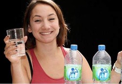 Gadis Kecanduan Air Putih, Minum 9 Liter Sehari